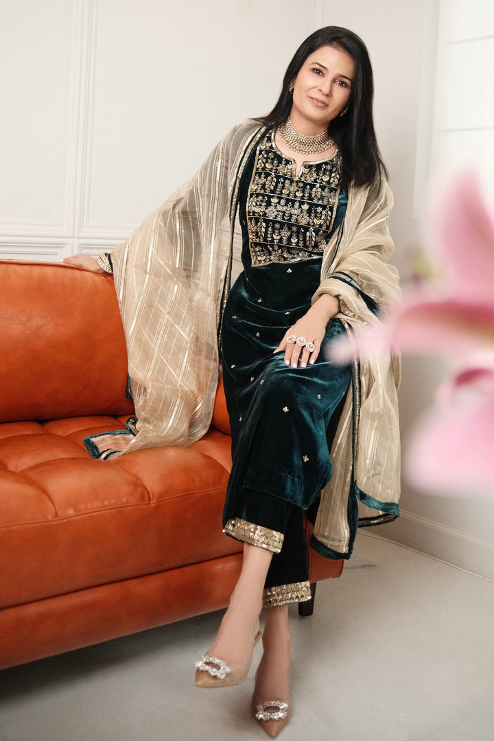 Emerald Green Velvet Kurta Set worn by Divya Kapoor Gurwara for Bridal Asia